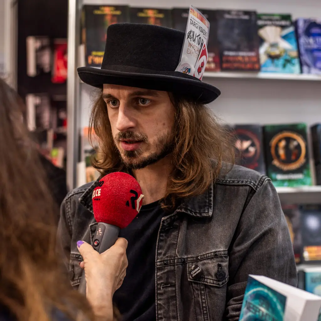 Bartłomiej Sztobryn na stoisku Wydawnictwa K2A